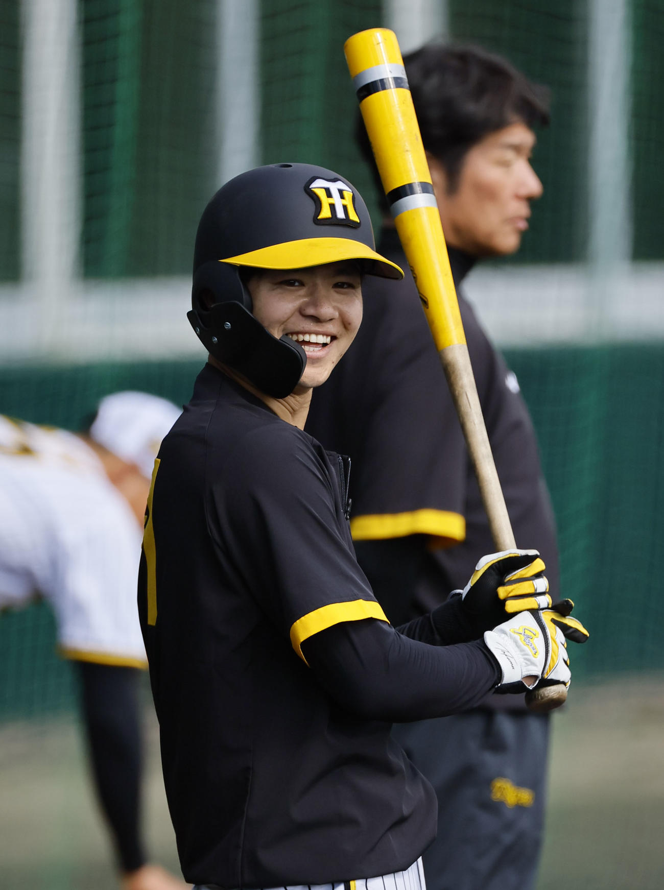 ロングティーをする中野（撮影・藤尾明華）