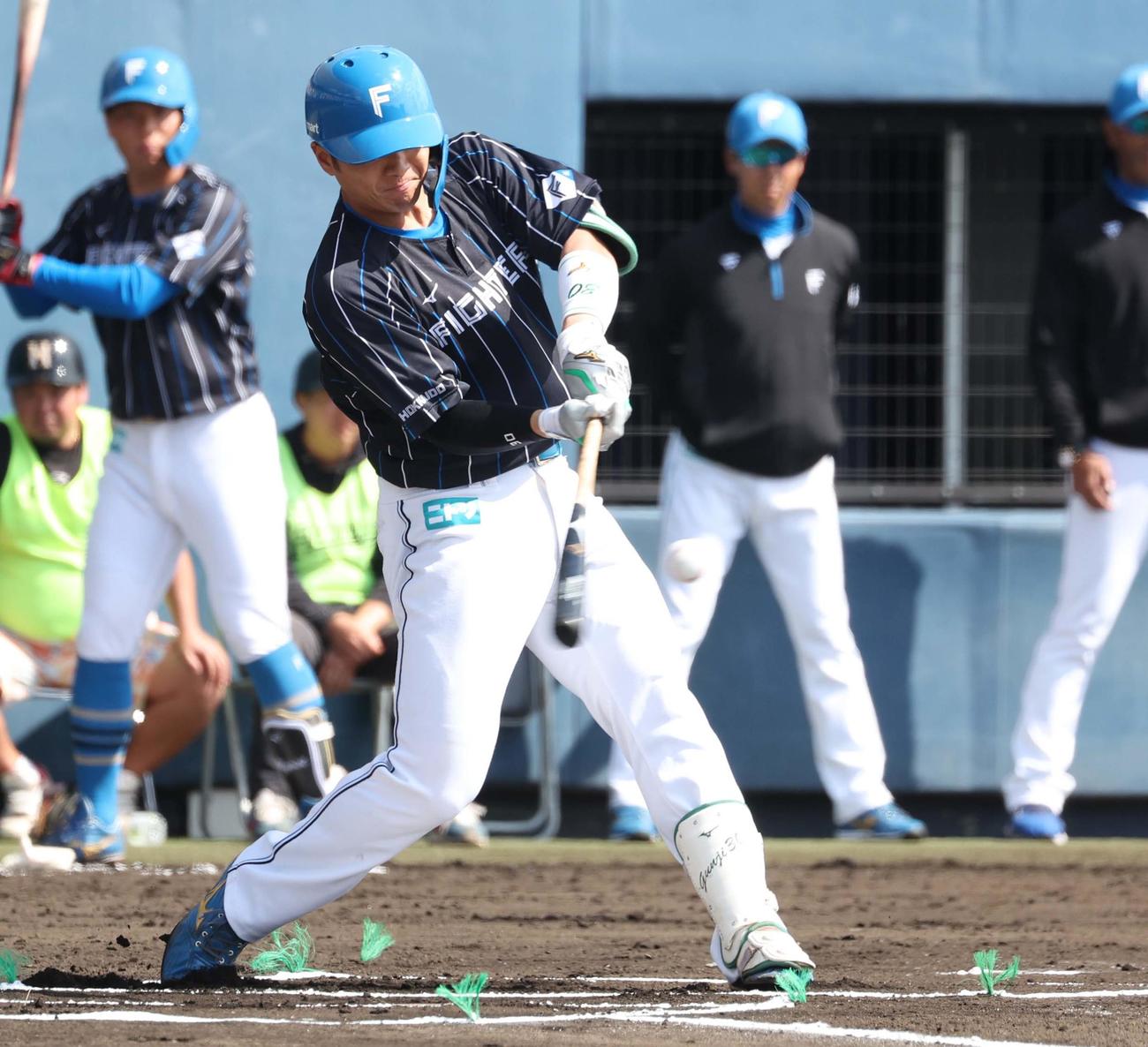 日本ハム紅白戦　1回表紅組無死、左翼線に二塁打を放つ郡司（撮影・黒川智章）