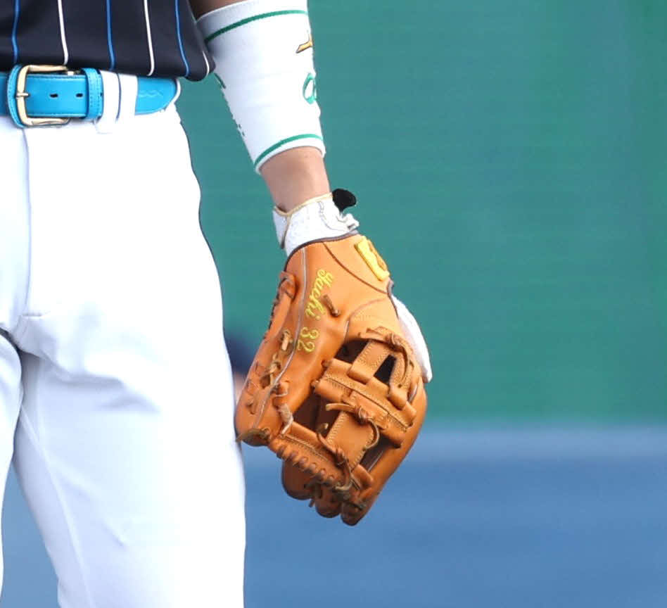 日本ハム紅白戦　谷内コーチのグラブを使う郡司（撮影・黒川智章）