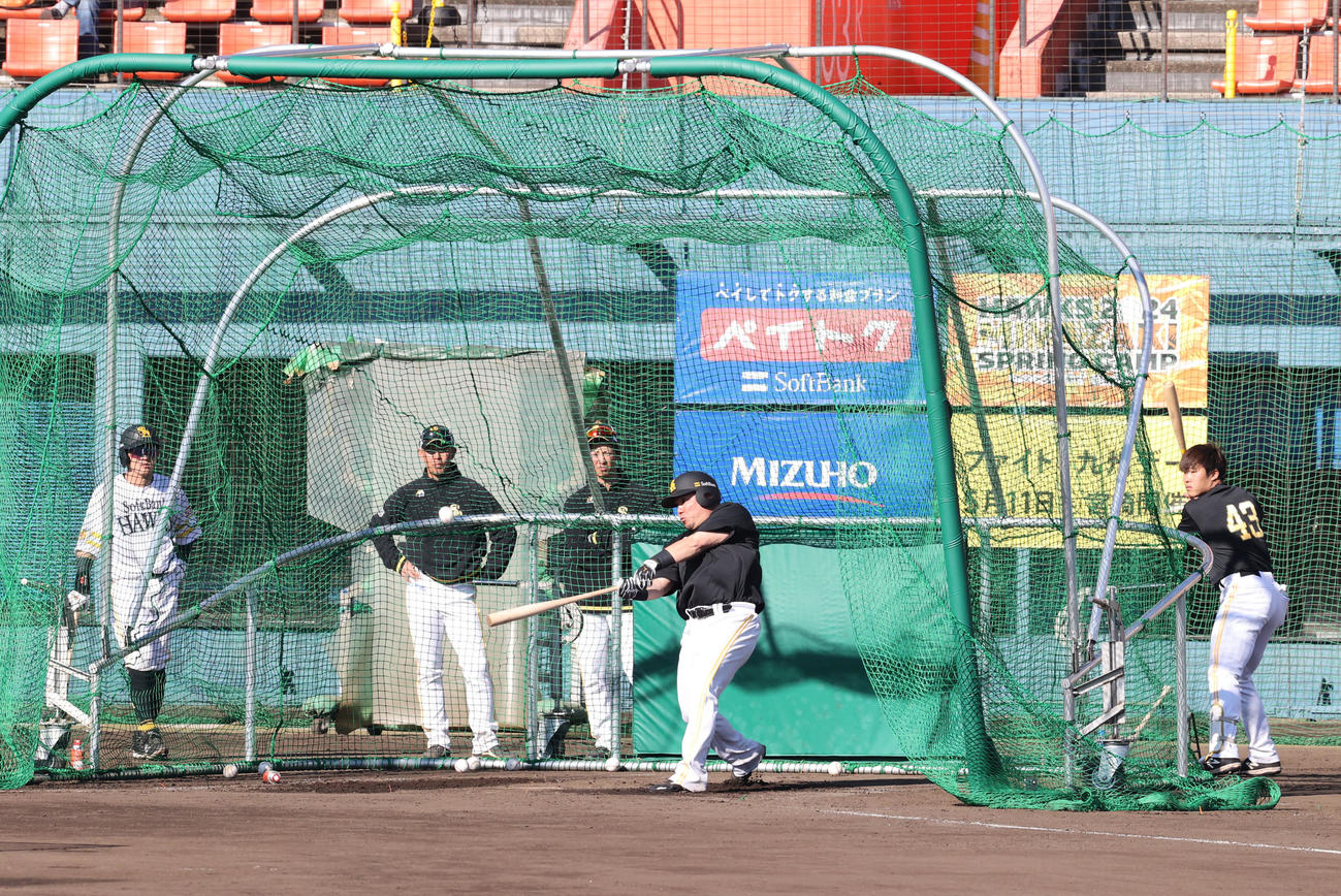 居残り特打で快音を響かせる山川、左は牧原大、右は井上（撮影・梅根麻紀）