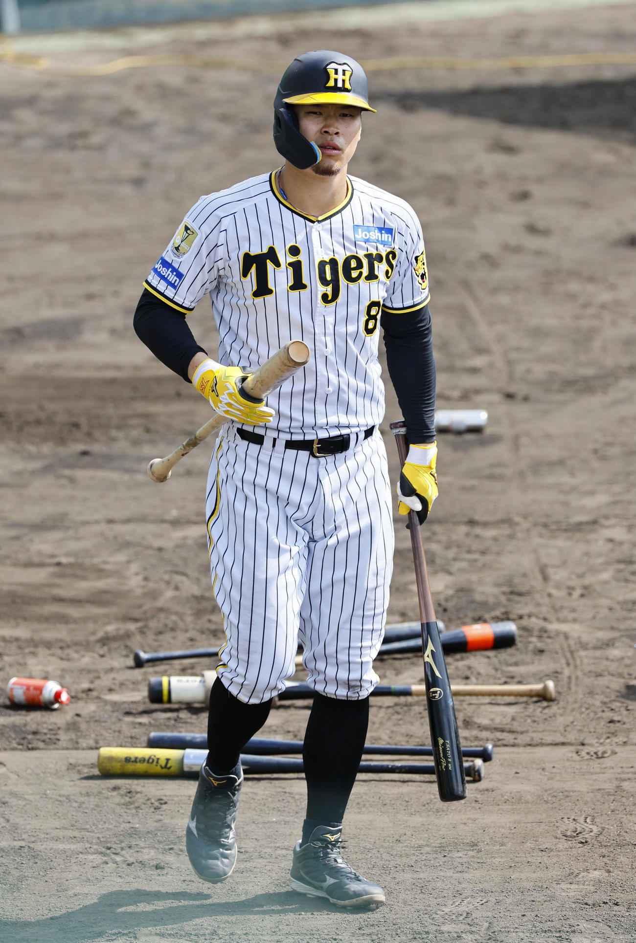 ランチ特打に向かう佐藤輝（撮影・藤尾明華）