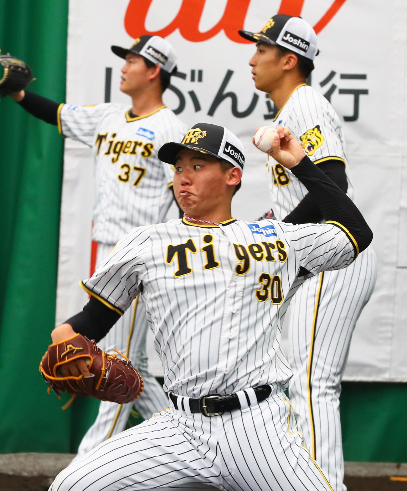 ブルペンで投げ込む門別。右は茨木、左は及川（撮影・上山淳一）