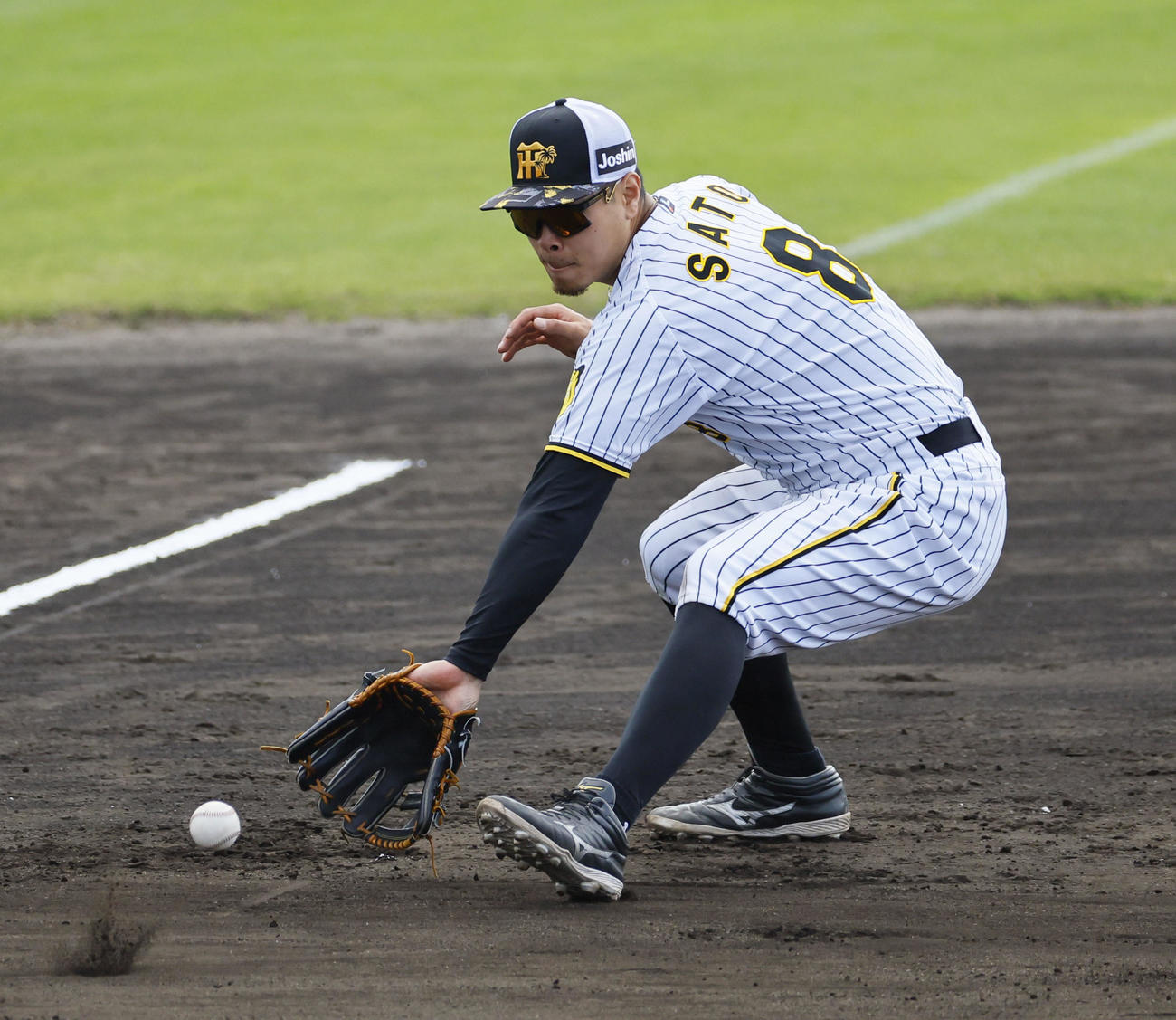ノックを受ける佐藤輝（撮影・藤尾明華）