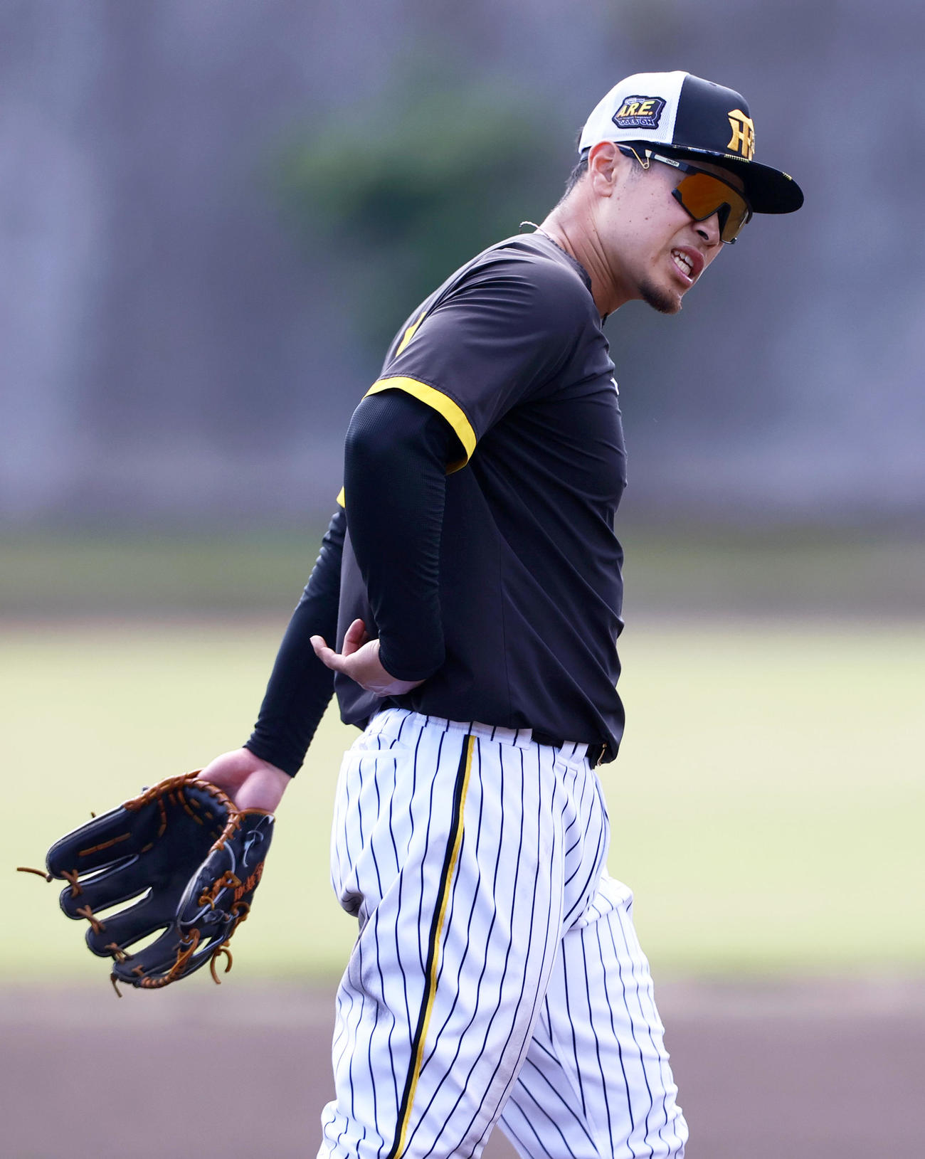 サブグラウンドで特守する阪神佐藤輝（撮影・上山淳一）