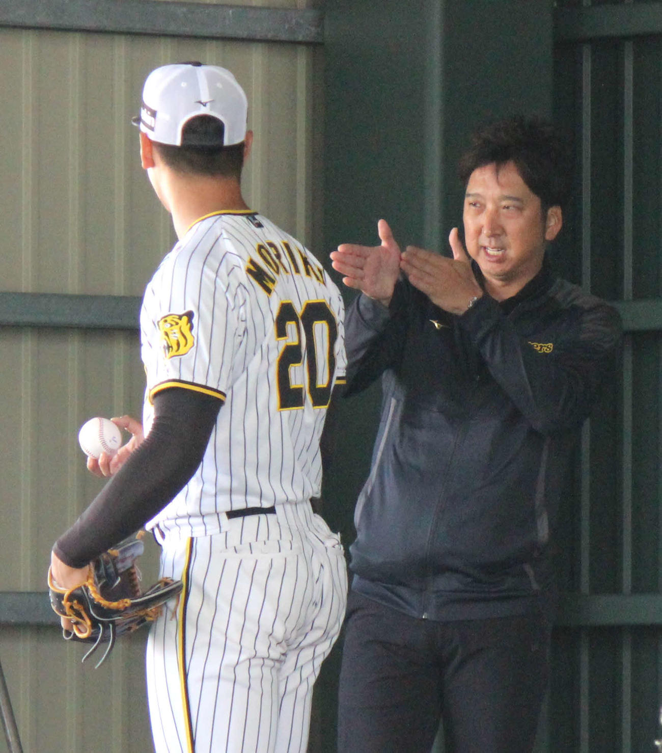 2軍キャンプで森木を指導する藤川SA（撮影・柏原誠）