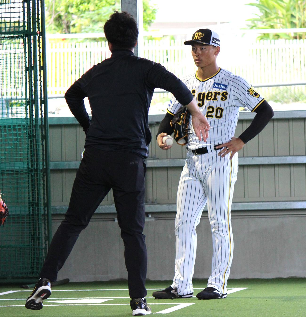 2軍キャンプでブルペン投球後、藤川球児SAの話を聞く森木大智（撮影・柏原誠）