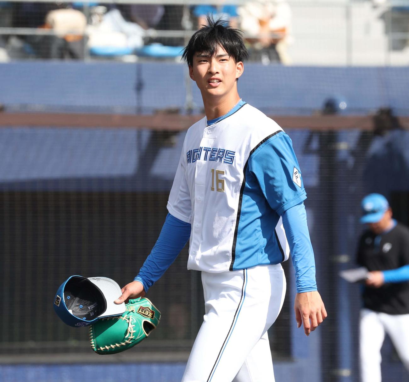 日本ハム紅白戦　5回に登板し無失点に抑え笑顔の達（撮影・黒川智章）