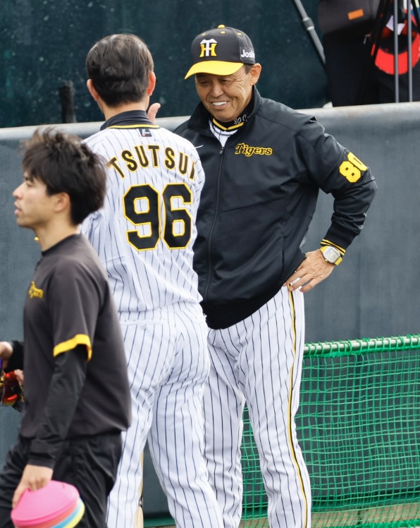 阪神春季キャンプ　合流した筒井壮外野守備走塁コーチと話をする岡田監督（右）（撮影・藤尾明華）