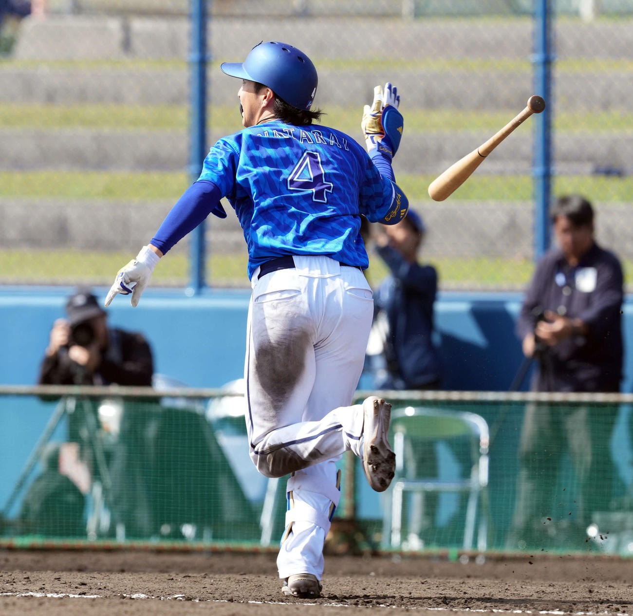 紅白戦　4回表紅組2死二塁、右越えに適時二塁打を放つ度会（撮影・たえ見朱実）