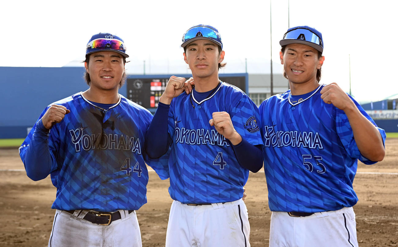 紅組で先発し活躍したDeNAルーキー3人。左から石上、度会、井上（撮影・たえ見朱実）