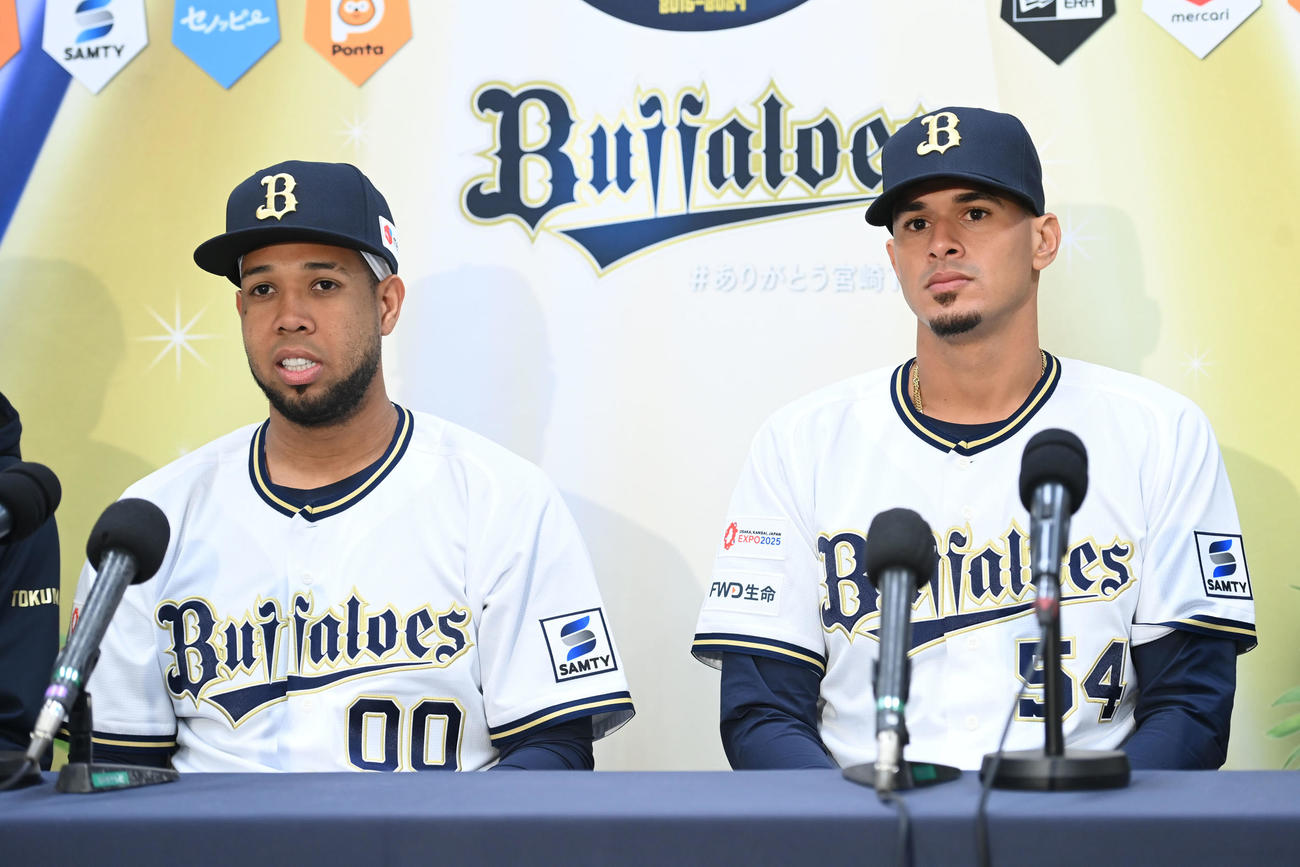 入団会見を行うオリックスのエスピノーザ（左）とカスティーヨ（撮影・和賀正仁）