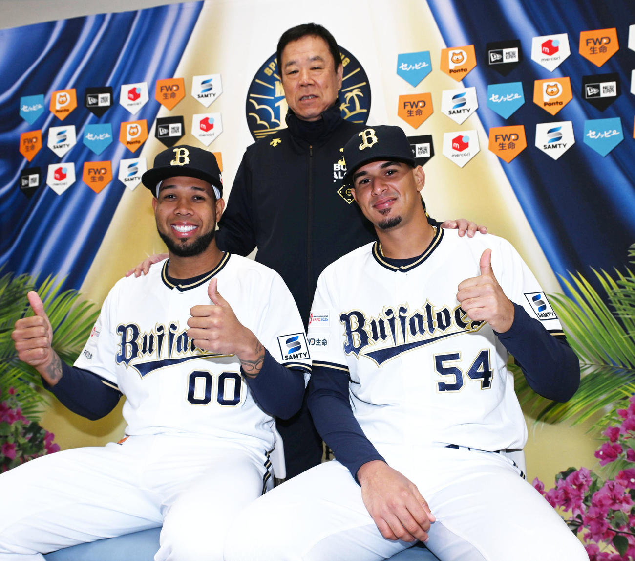 福良GMから激励されるオリックスのエスピノーザ（左）とカスティーヨ（撮影・和賀正仁）