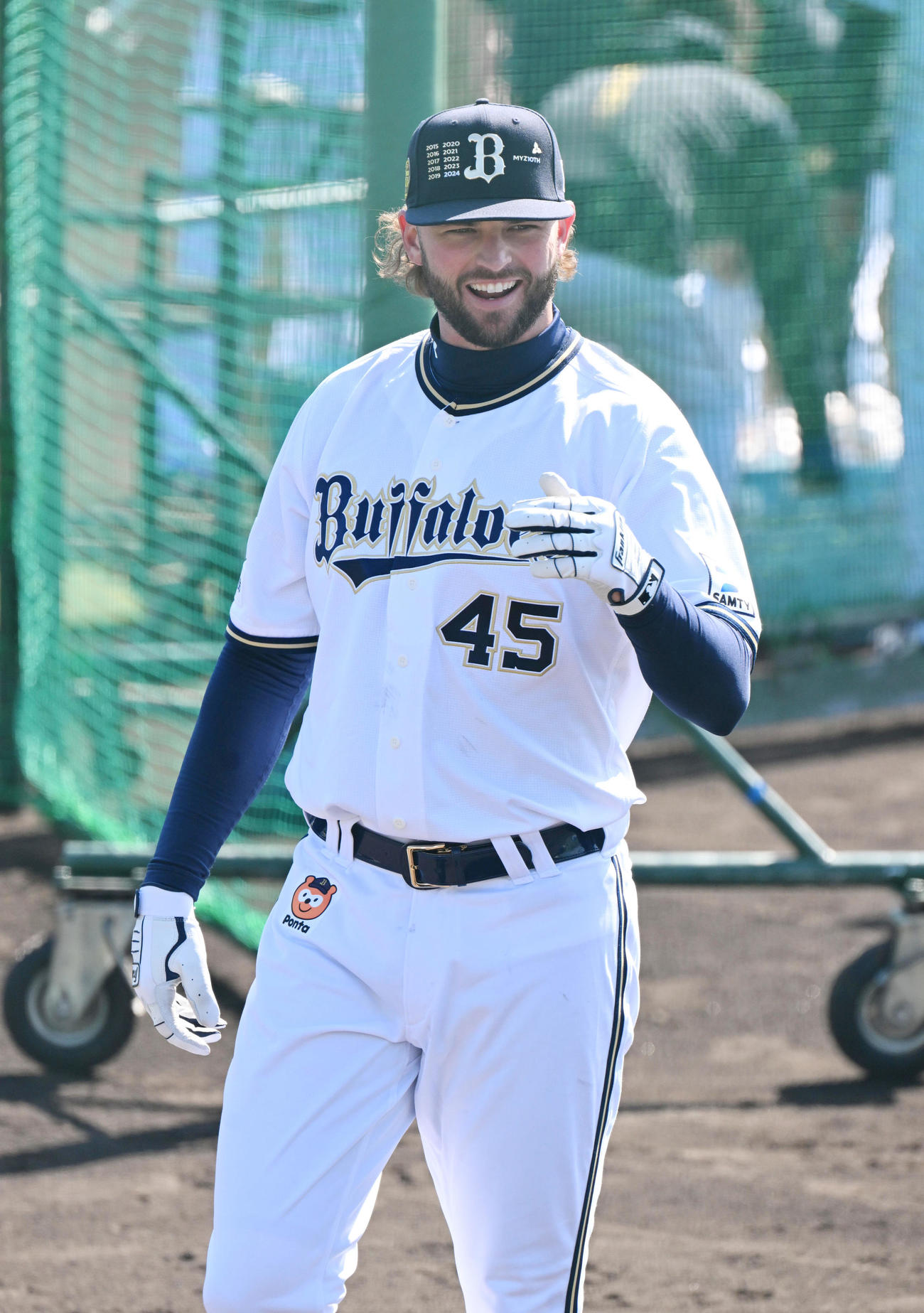 フリー打撃後、笑顔を見せるオリックス・トーマス（撮影・和賀正仁）