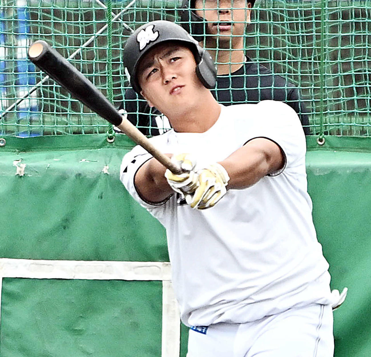 フリー打撃で本塁打を放つロッテ山口（撮影・滝沢徹郎）