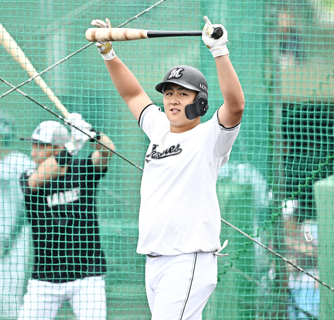 フリー打撃の合間に笑顔を見せるロッテ山口（撮影・滝沢徹郎）
