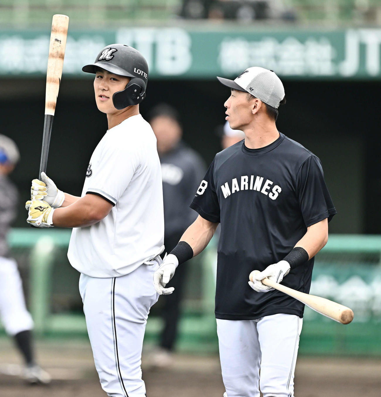 フリー打撃の合間に談笑するロッテ山口（左）と高部（撮影・滝沢徹郎）