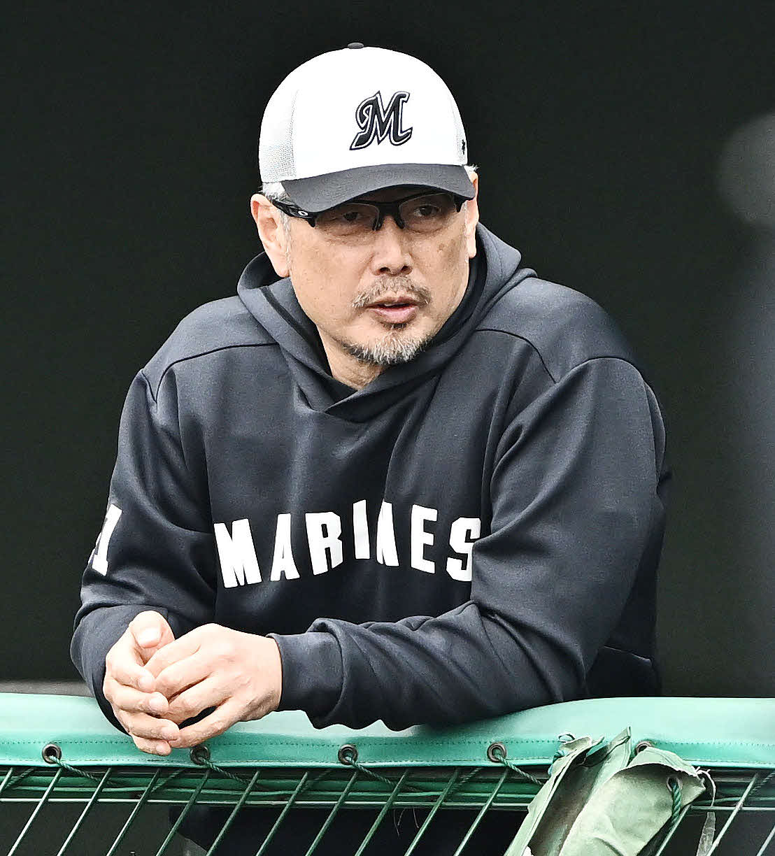 ライブBPを見守るロッテ吉井監督（撮影・滝沢徹郎）