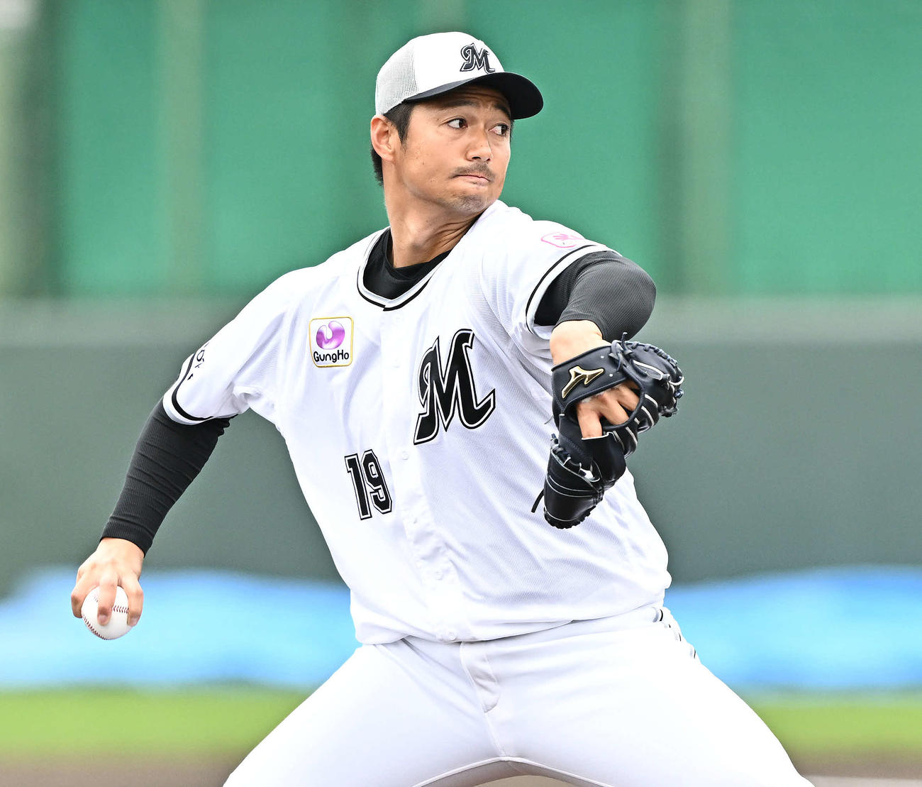 ライブBPで登板するロッテ唐川（撮影・滝沢徹郎）