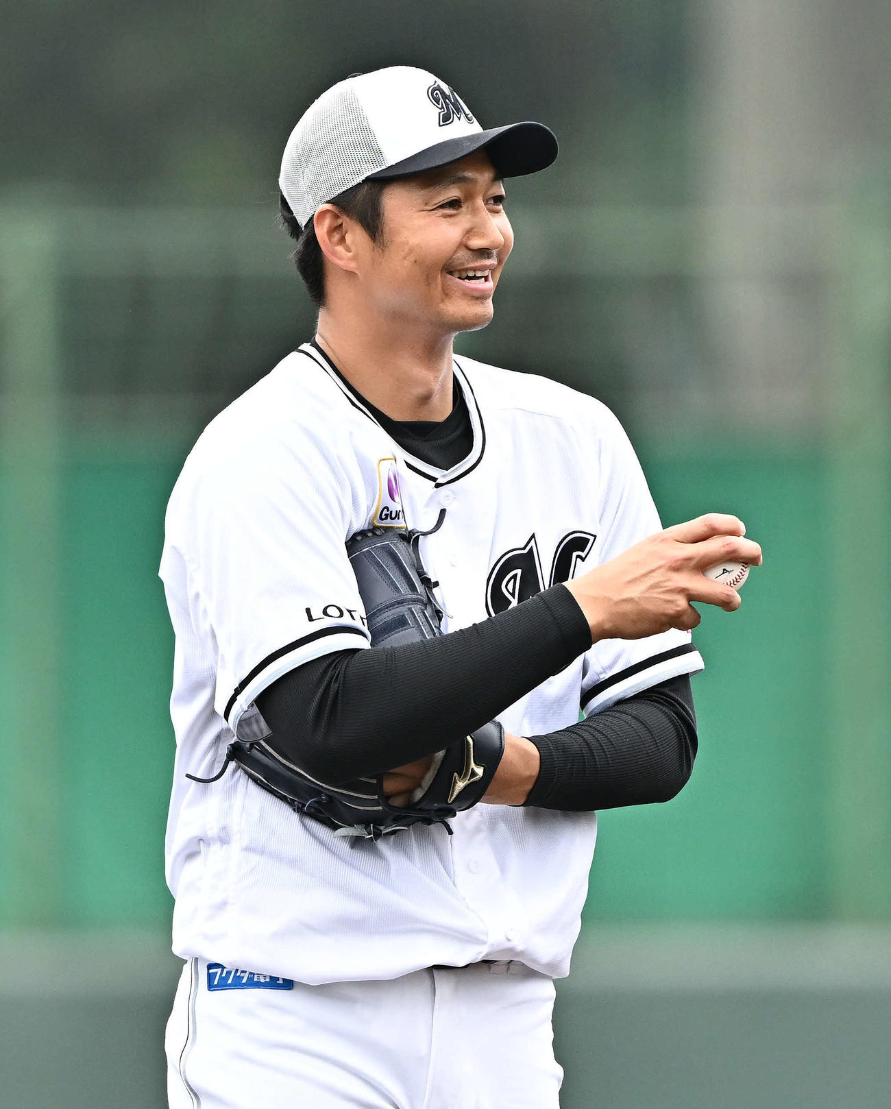 ライブBPでロッテ唐川は石川慎から空振りを奪い笑顔を見せる（撮影・滝沢徹郎）