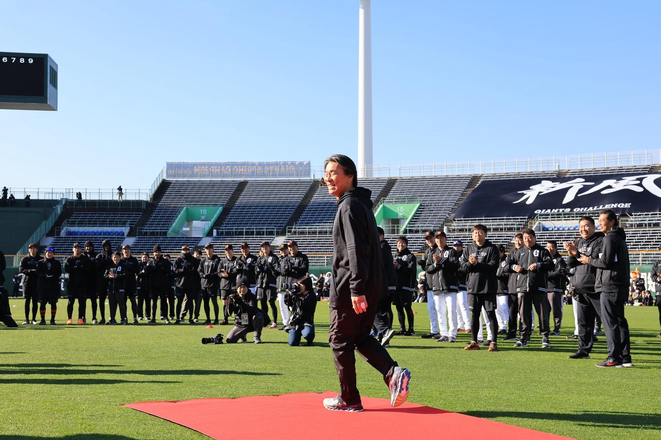 巨人の臨時コーチとしてレッドカーペットが敷かれたひなたサンマリンスタジアムで選手らが待ち構える中、笑顔で向かう松井秀喜氏(撮影・浅見桂子)