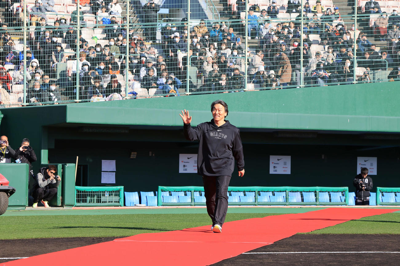 巨人の臨時コーチとしてレッドカーペットが敷かれたひなたサンマリンスタジアムに入る松井秀喜氏（撮影・浅見桂子）
