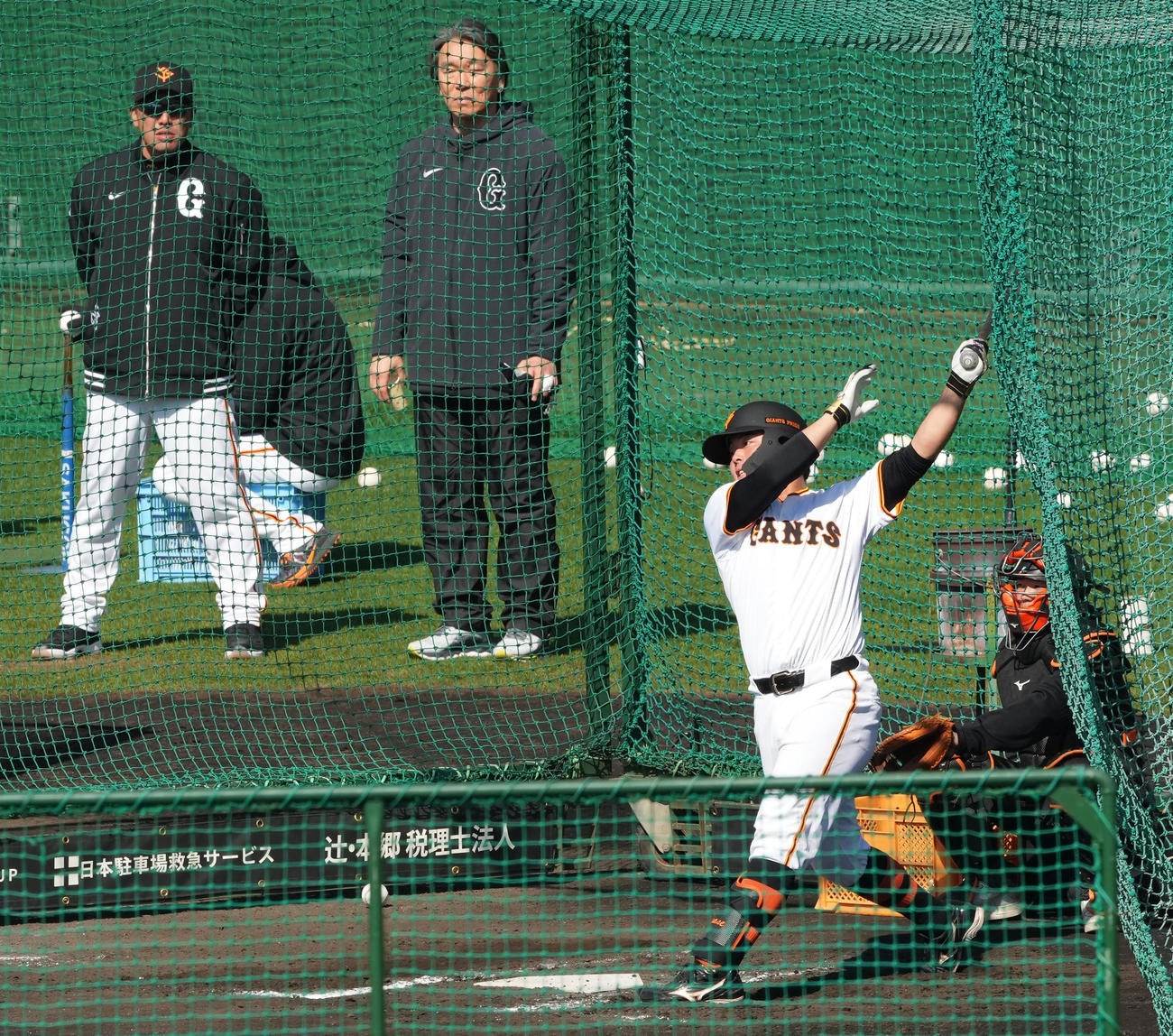フリー打撃する巨人山瀬。左から阿部監督、松井臨時コーチ（撮影・鈴木みどり）