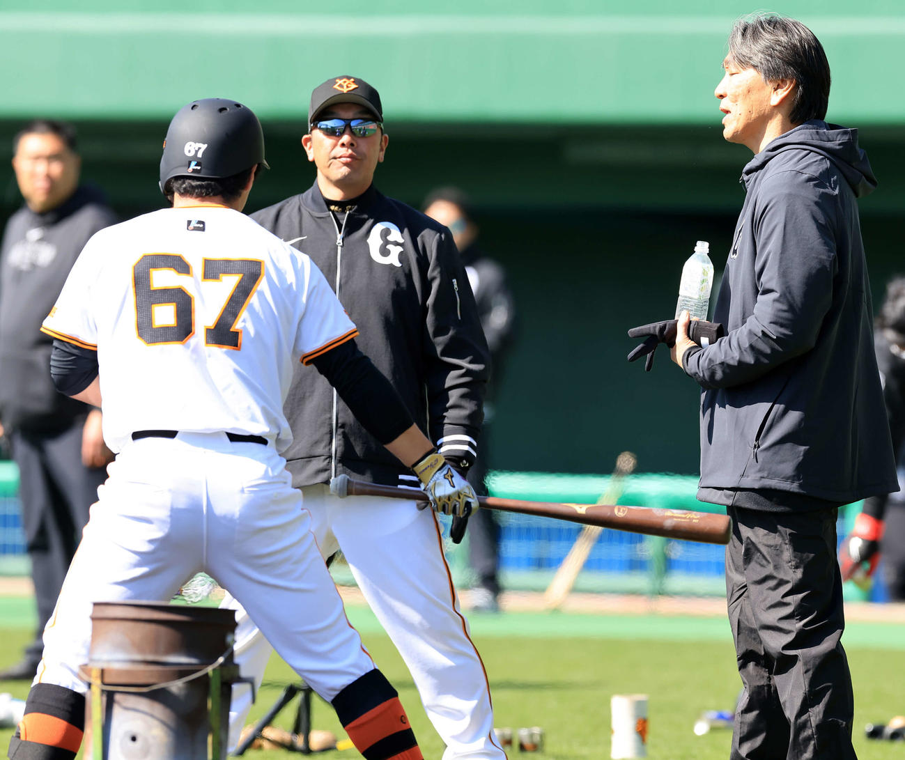 巨人山瀬（左）を指導する松井秀喜臨時コーチ（右）。奥は阿部監督（撮影・浅見桂子）