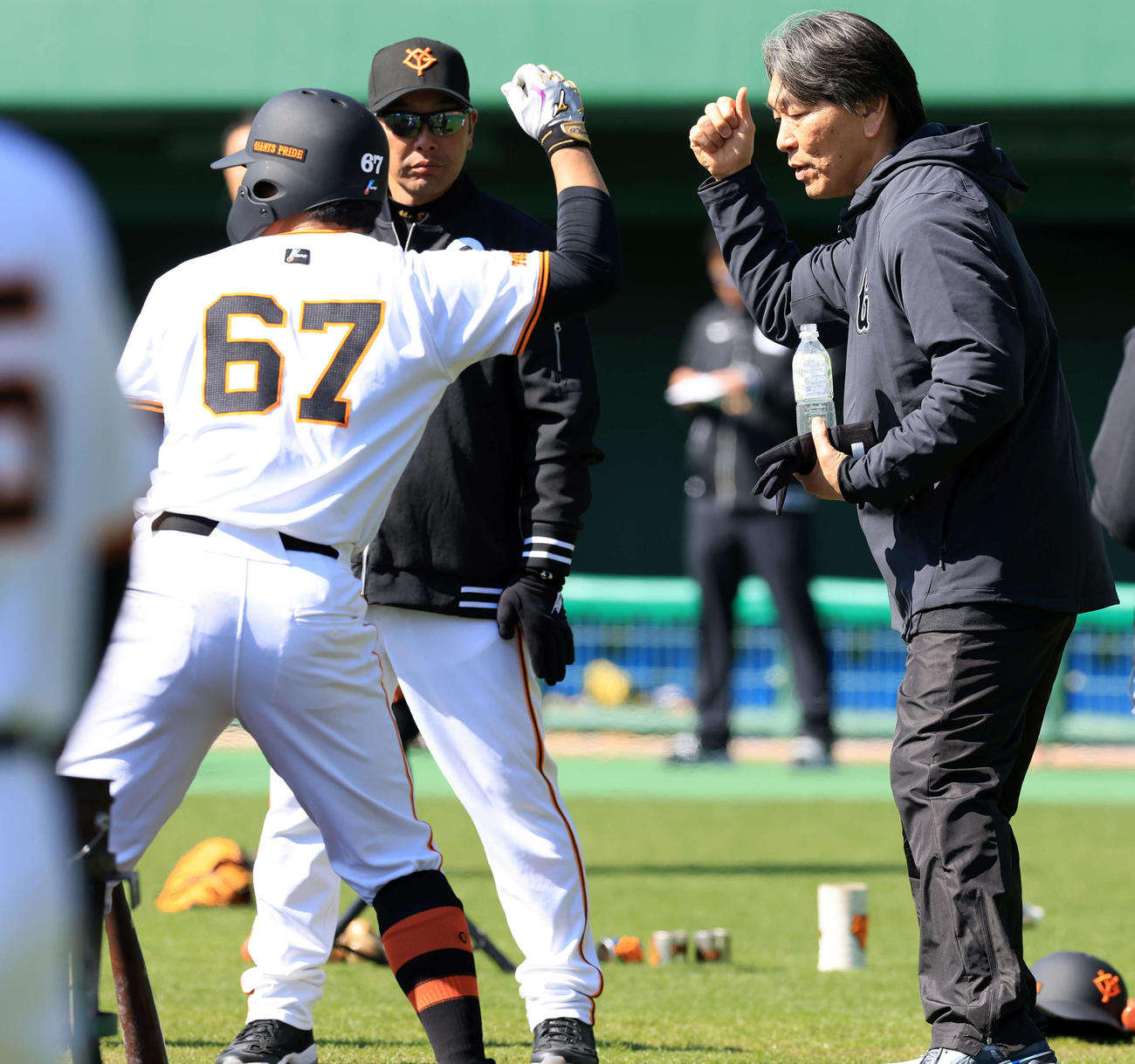 巨人山瀬（左）を指導する松井秀喜臨時コーチ（右）。奥は阿部監督（撮影・浅見桂子）