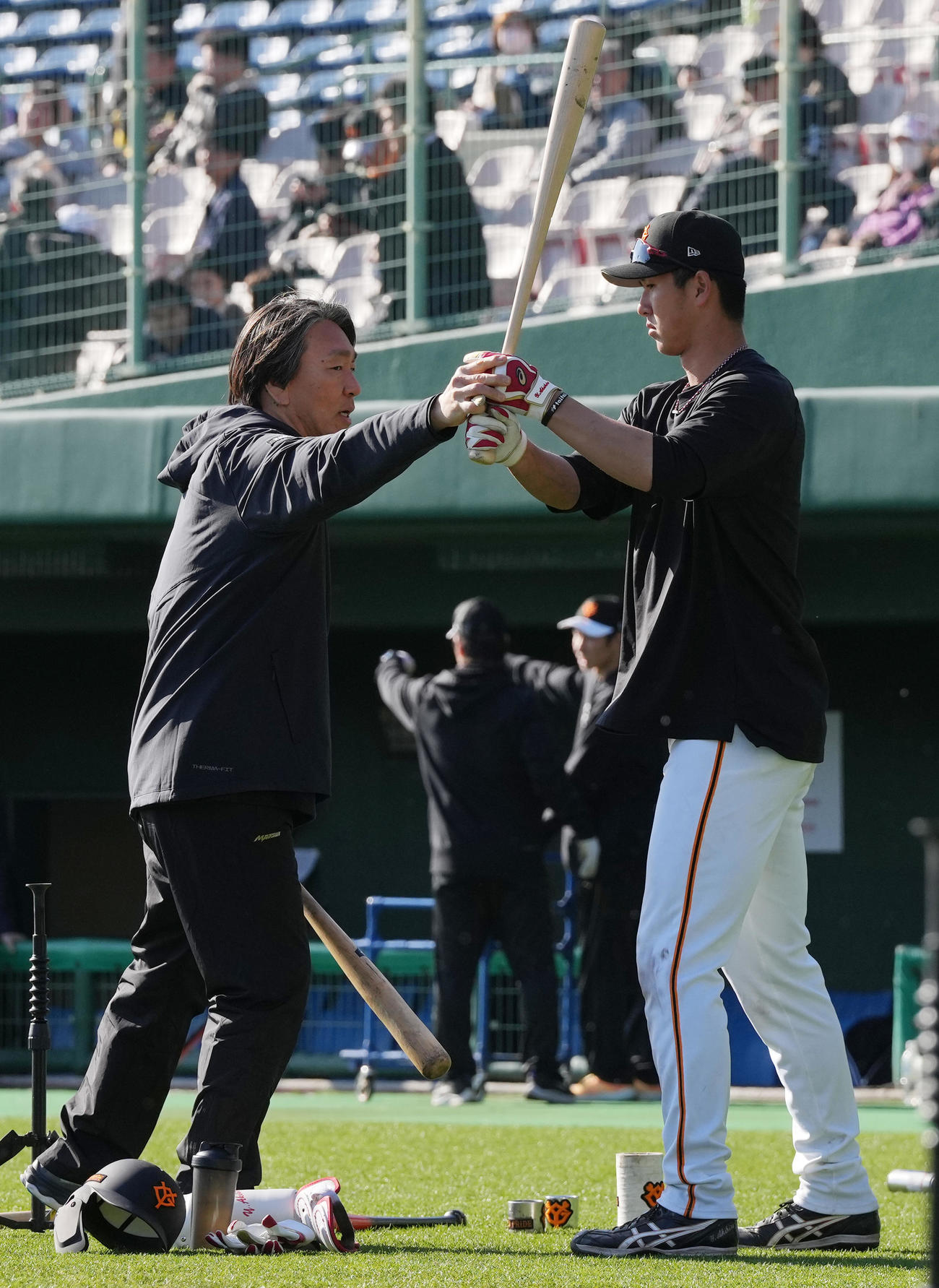 秋広（右）に打撃指導する巨人松井臨時コーチ（撮影・鈴木みどり）