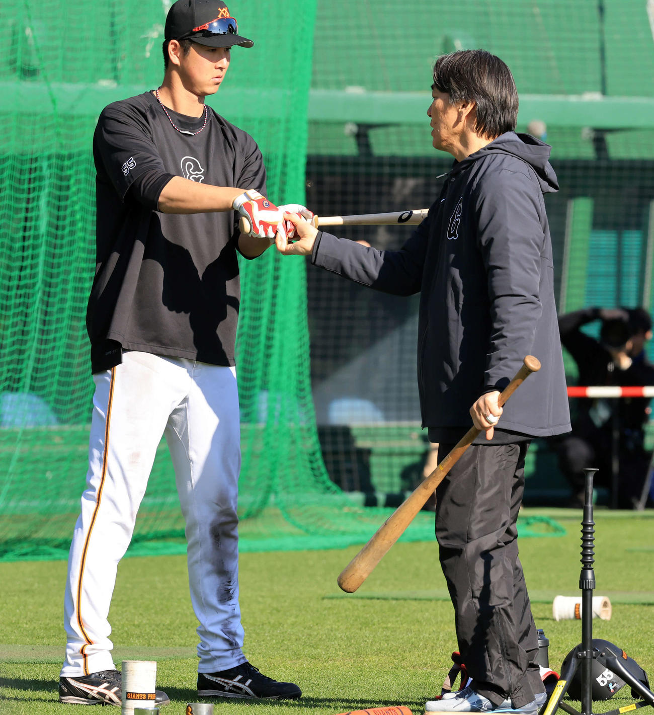 居残り特打で、巨人秋広（左）に打撃指導する松井秀喜臨時コーチ（撮影・浅見桂子）