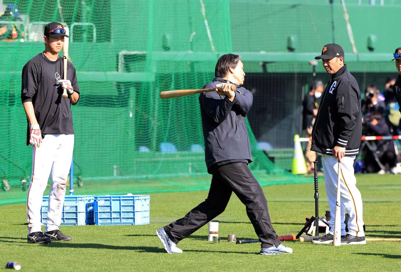 巨人秋広（左）に打撃指導する松井秀喜臨時コーチ（中央）。右は阿部監督（撮影・浅見桂子）