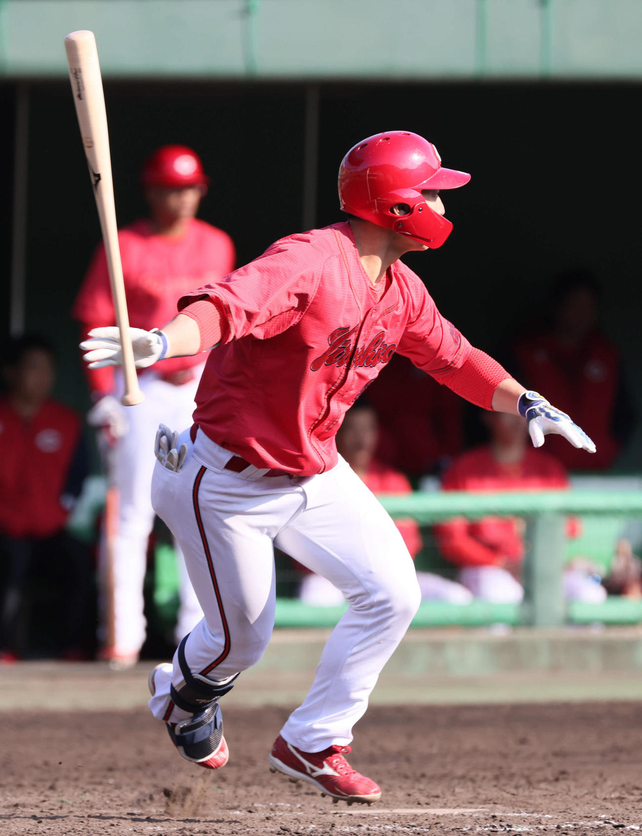 紅白戦　7回表紅組2死、広島中村貴はサード内野安打を放つ（撮影・加藤孝規）