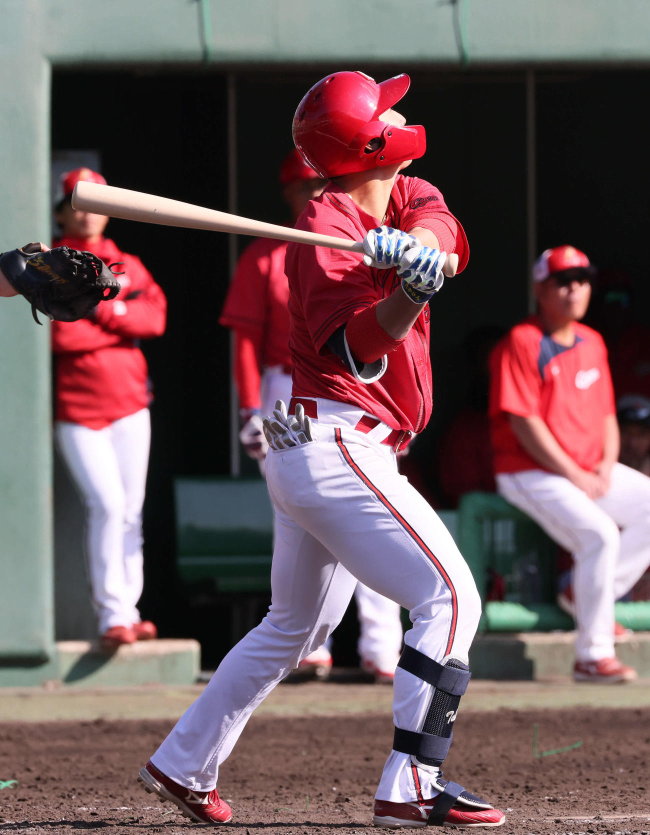 紅白戦　5回表紅組2死二塁、広島中村貴はサード内野安打を放つ（撮影・加藤孝規）