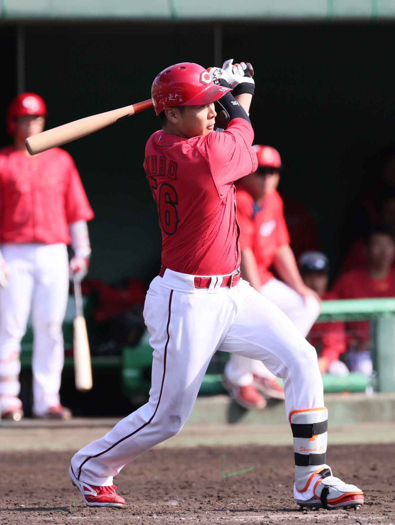 紅白戦　5回表紅組2死二塁、広島久保は中前適時打を放つ（撮影・加藤孝規）