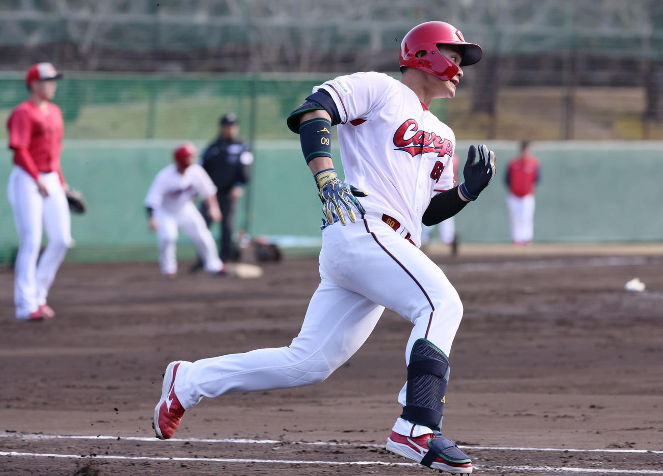紅白戦　3回裏白組1死二塁、広島田村は先制右越え適時二塁打を放つ。左は打たれた紅組2番手の遠藤（撮影・加藤孝規）