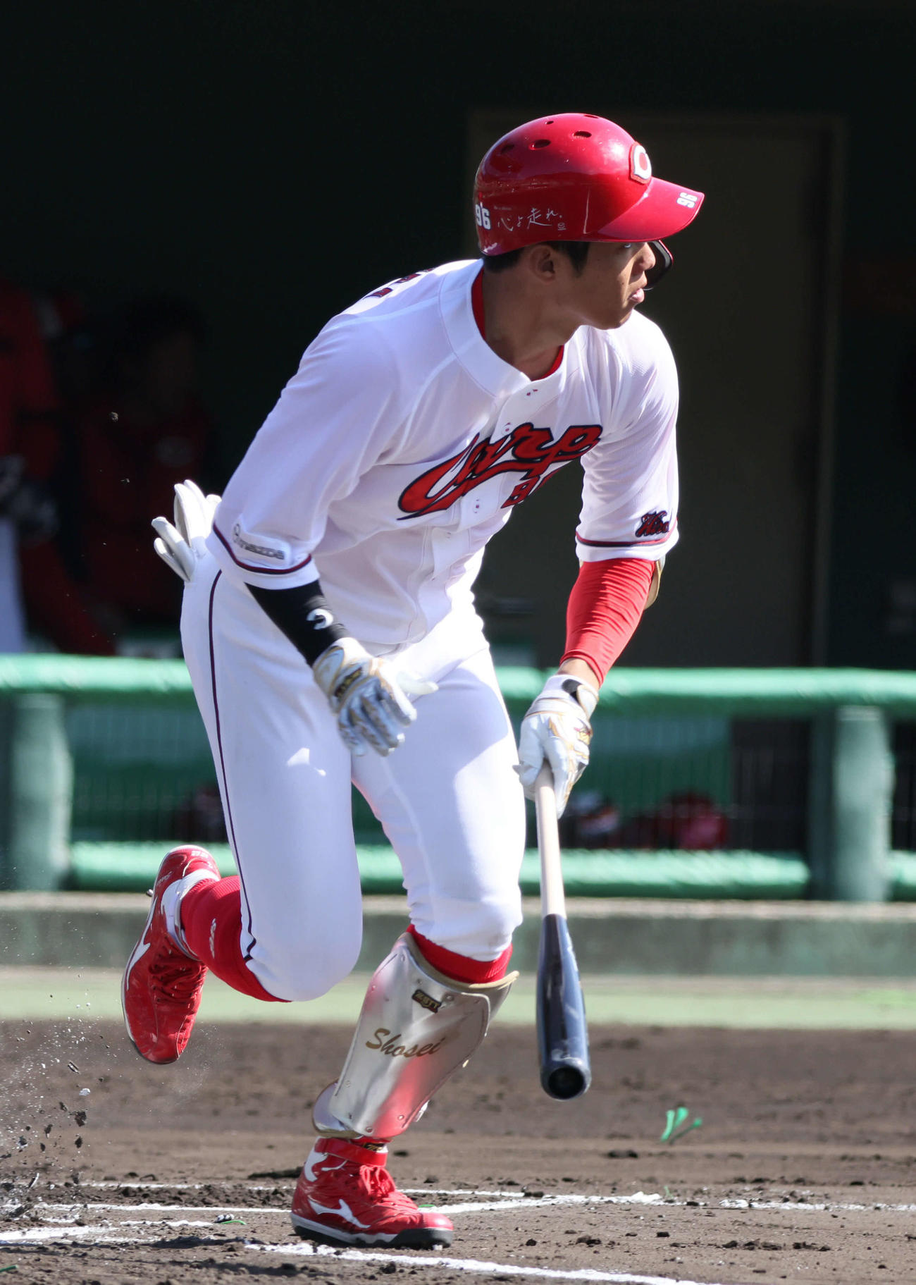 紅白戦　紅白戦　1回裏白組無死、広島中村奨は左前打を放つ（撮影・加藤孝規）