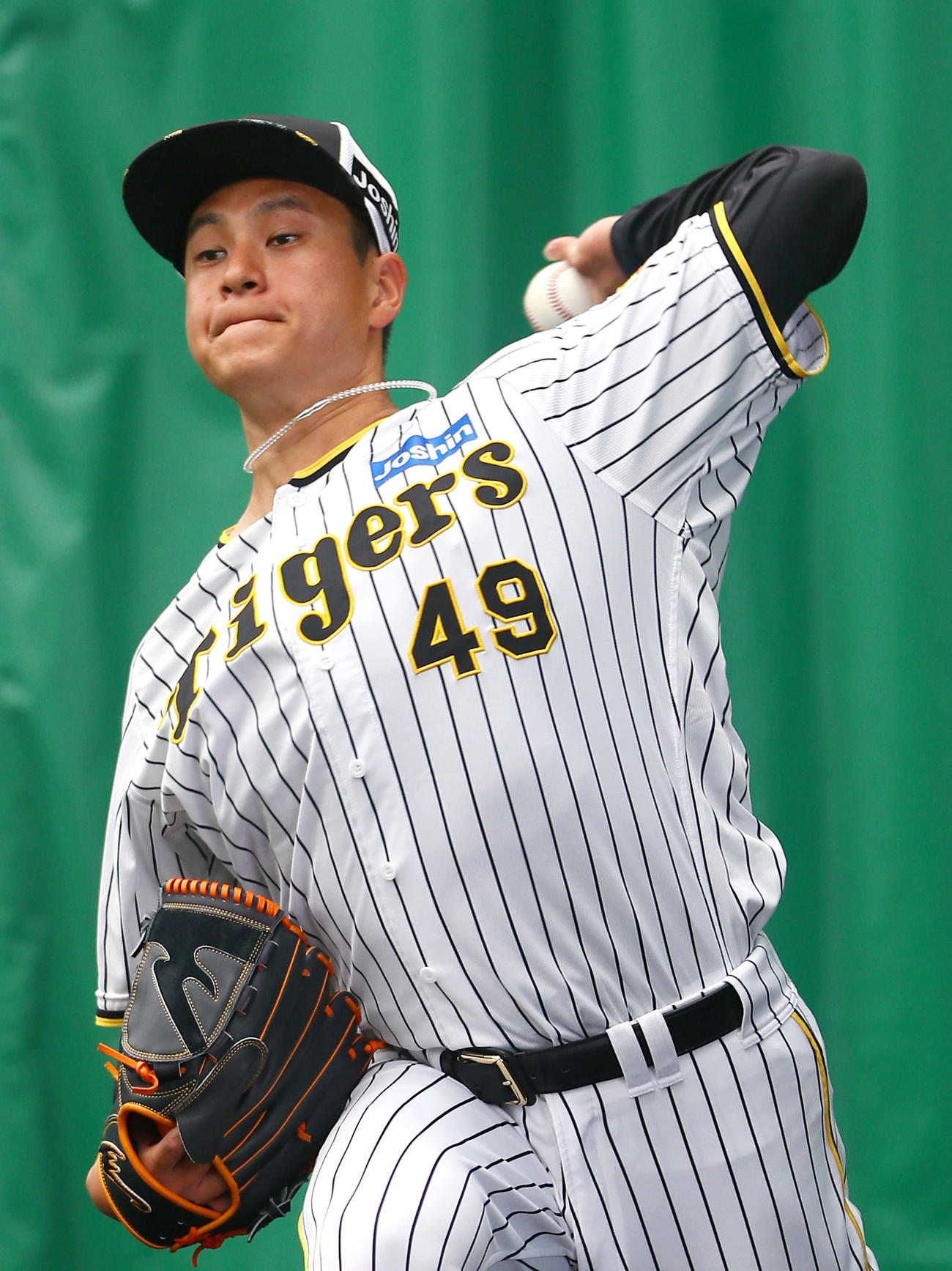 ブルペンで投げ込む阪神大竹（撮影・上山淳一）
