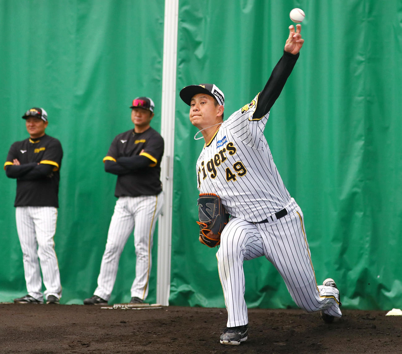 ブルペンで投げ込む阪神大竹（撮影・上山淳一）