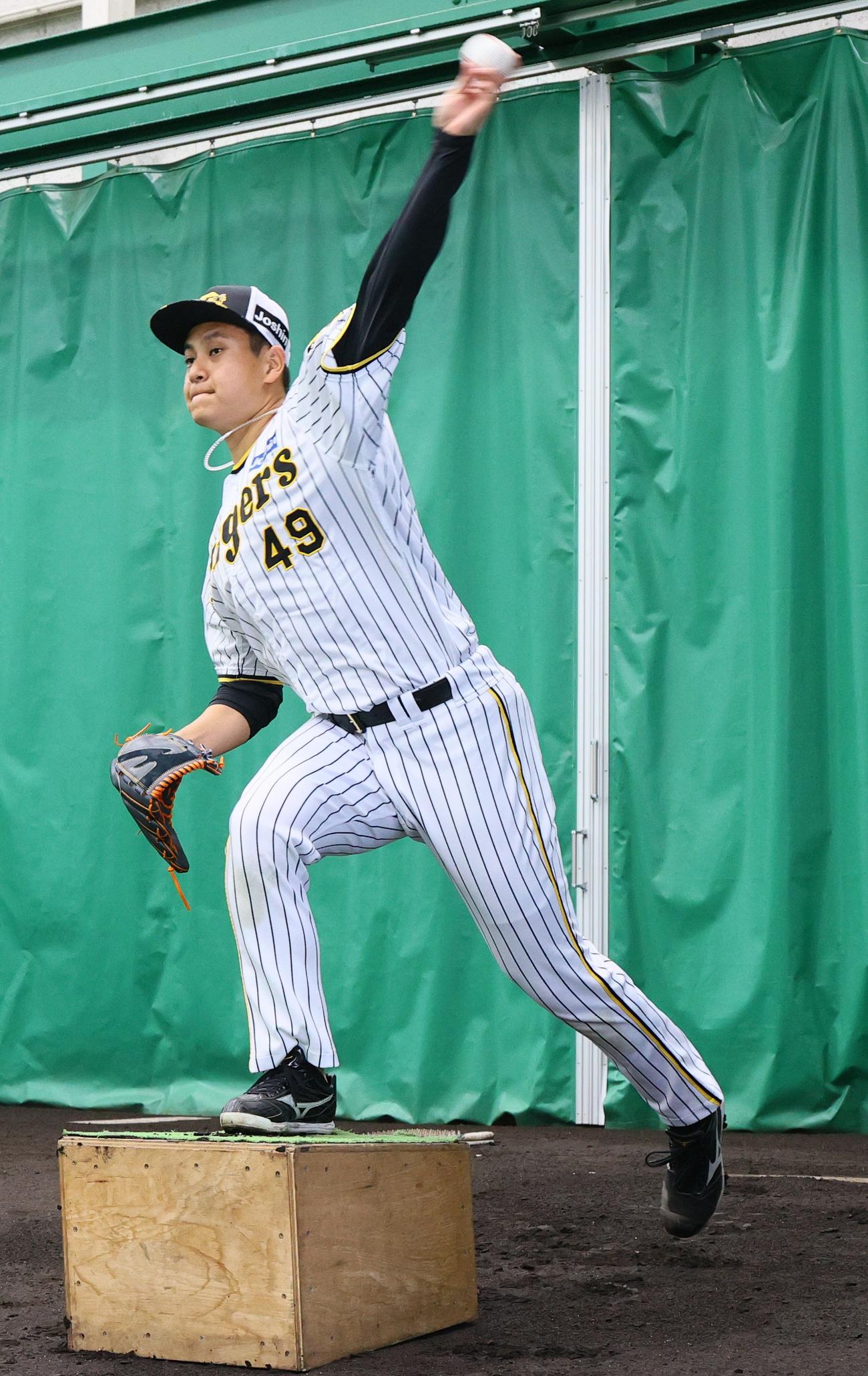 ブルペンで台に乗って投げる大竹（撮影・上山淳一）