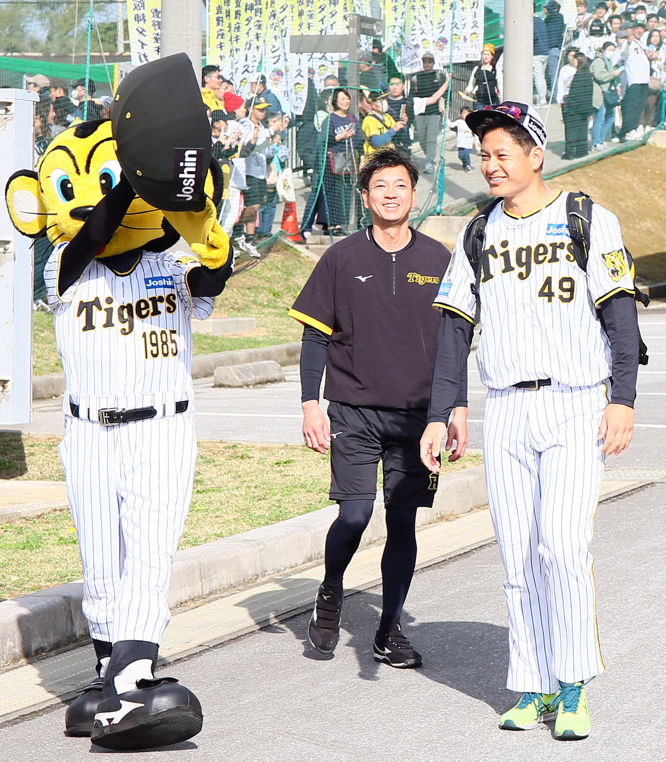 ファンの問いかけに笑顔を見せる阪神大竹（撮影・上山淳一）