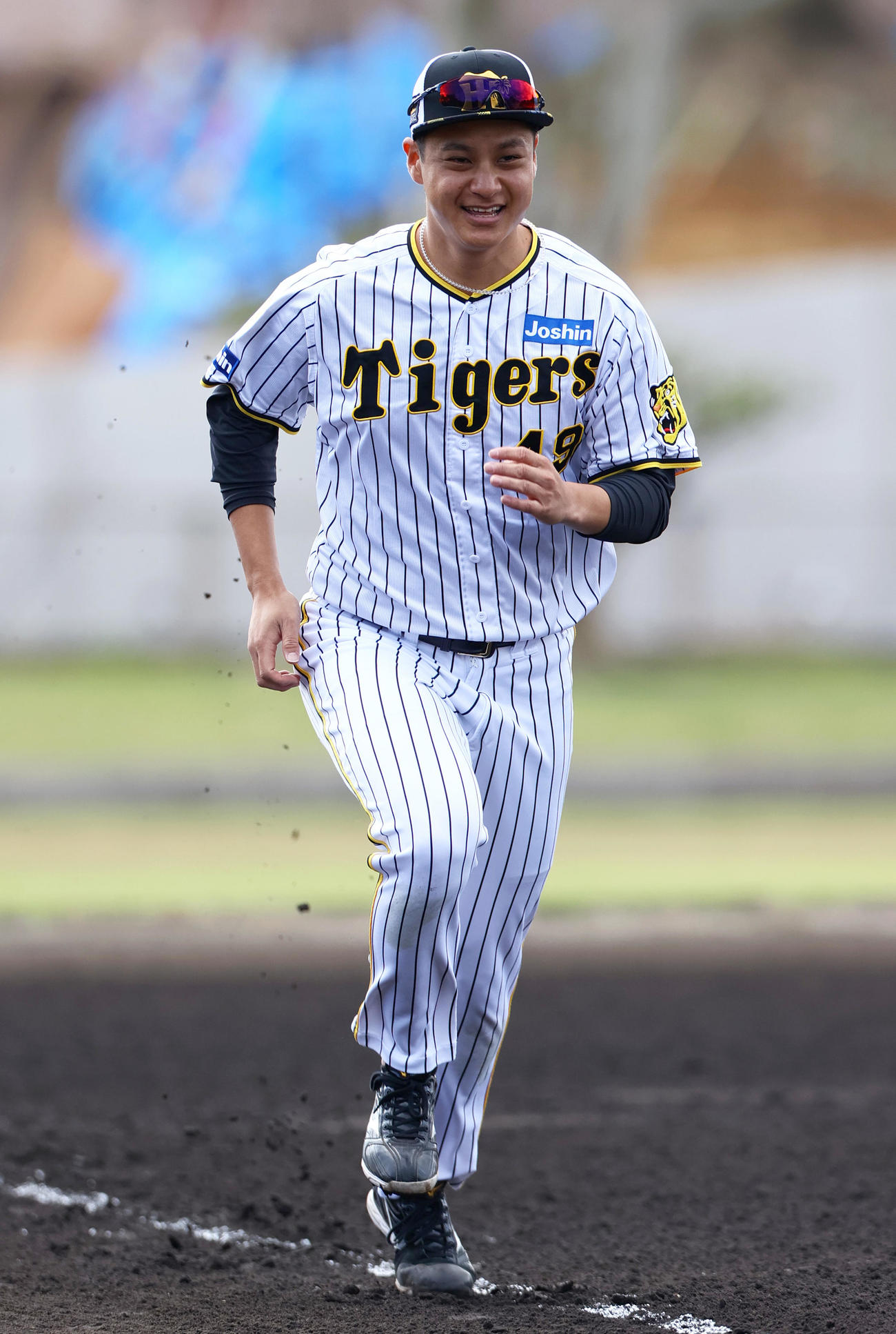 リラックスした表情でベースランする阪神大竹（撮影・上山淳一）