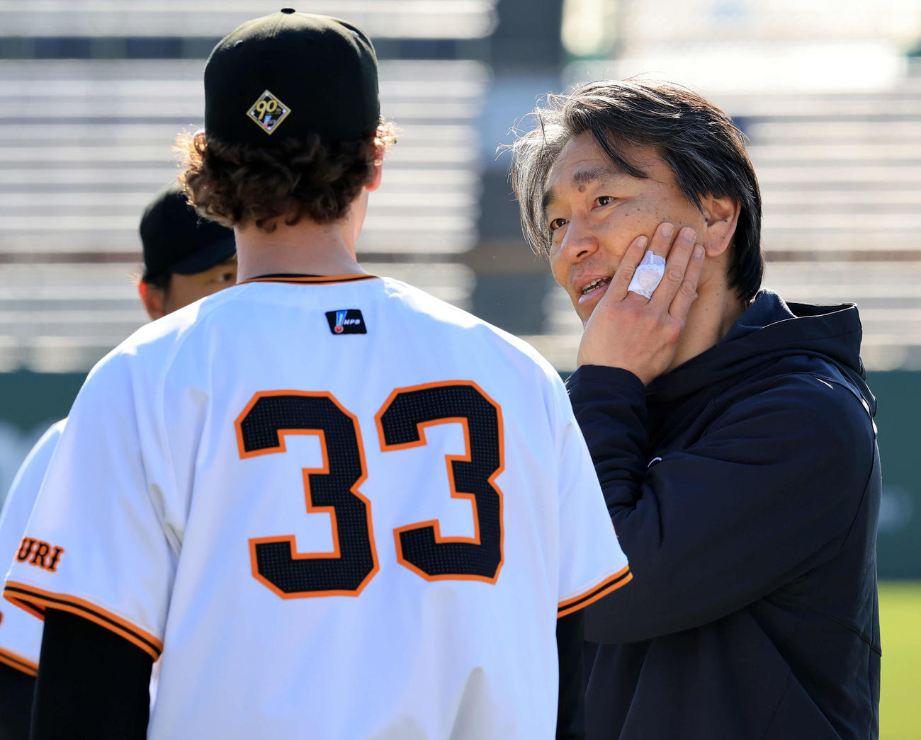 巨人松井秀喜臨時コーチ（右）はケラーと話す（撮影・浅見桂子）
