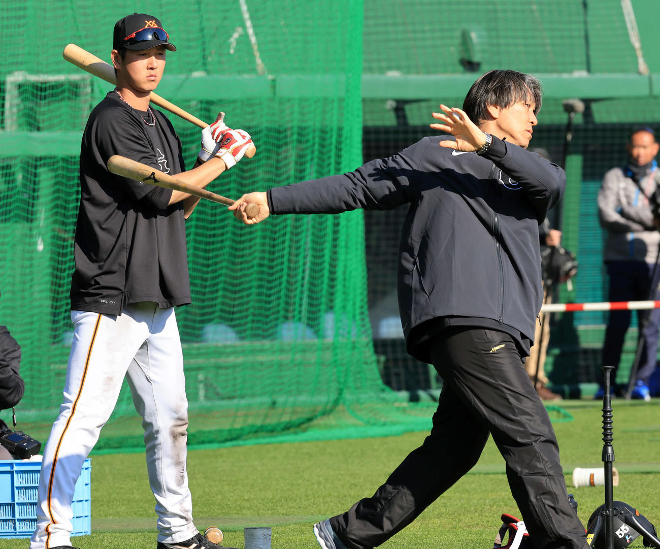 居残り特打で、巨人秋広（左）に打撃指導する松井秀喜臨時コーチ（撮影・浅見桂子）