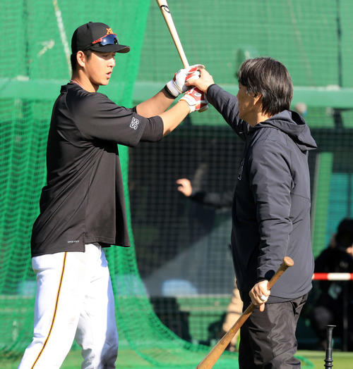 居残り特打で、巨人秋広(左)に打撃指導する松井秀喜臨時コーチ(撮影・浅見桂子)