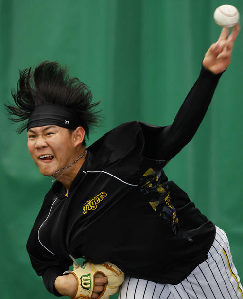 個別練習でブルペン投球する及川(撮影・藤尾明華)