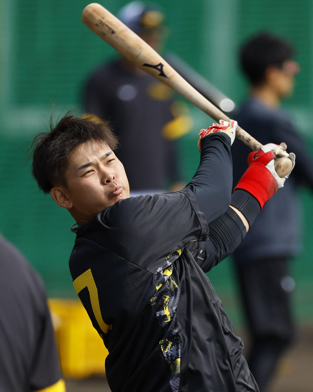 ロングティーをする野口（撮影・藤尾明華）