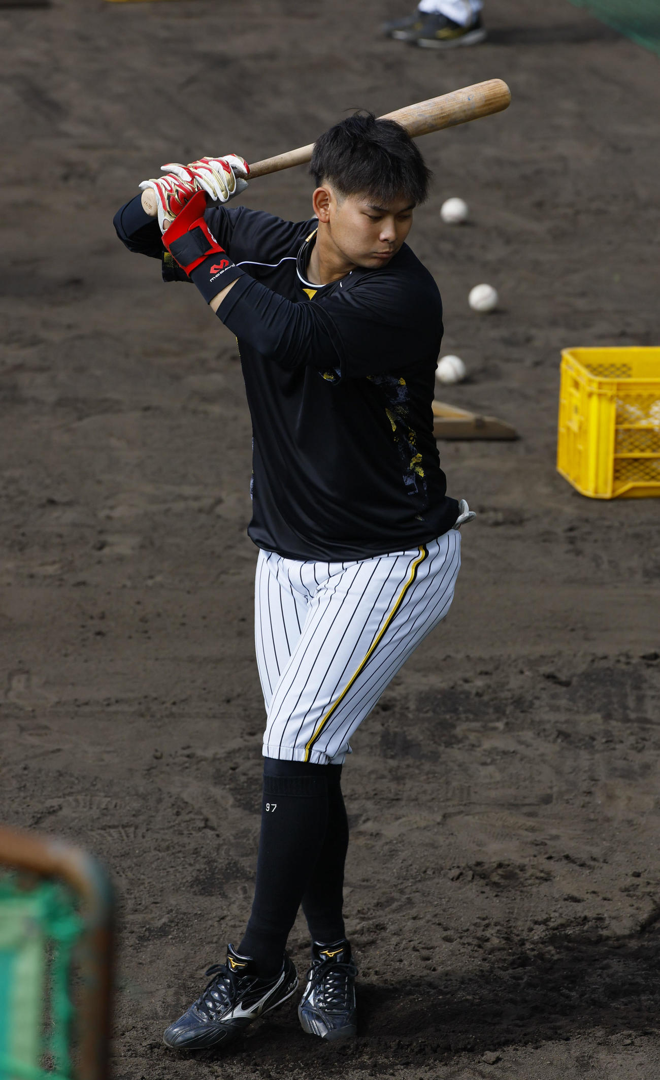ティー打撃れ足をクロスして構える野口（撮影・藤尾明華）