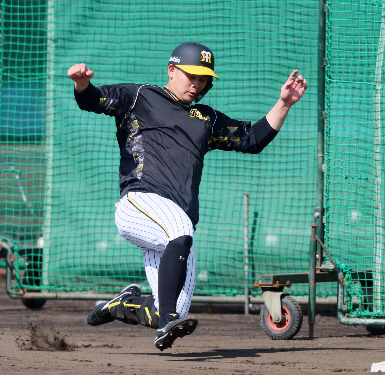 二塁へスライディングする野口（撮影・加藤哉）