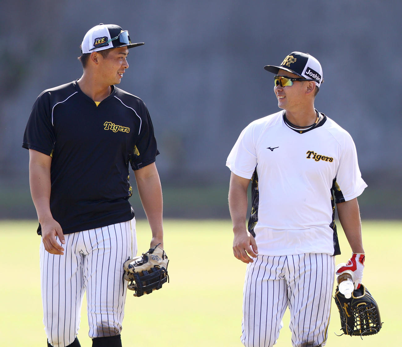 ノックを終え笑顔で話しながら移動する阪神井上（左）と野口（撮影・上山淳一）