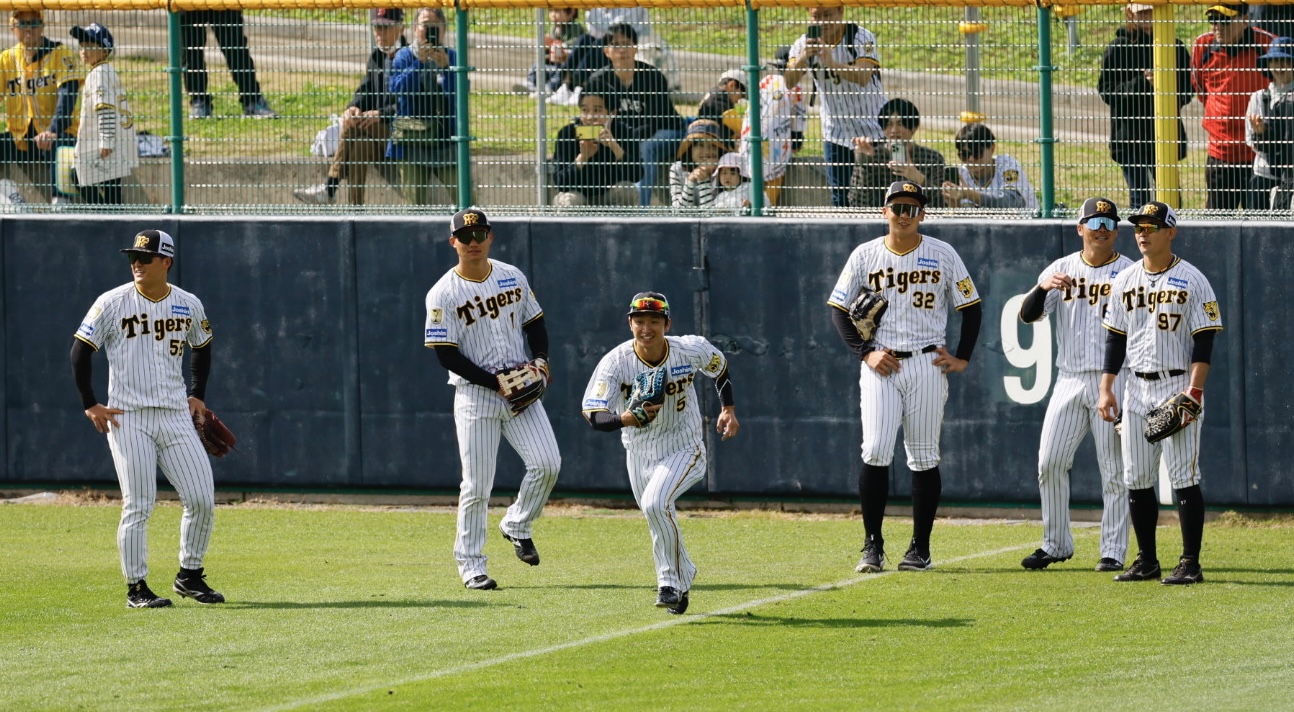 阪神春季キャンプ　外野手ノックを受ける（左から）前川、森下、近本、井上、小野寺、野口（撮影・藤尾明華）